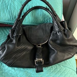 No está pelada ni rota está como nueva solo que se le callo una pieza